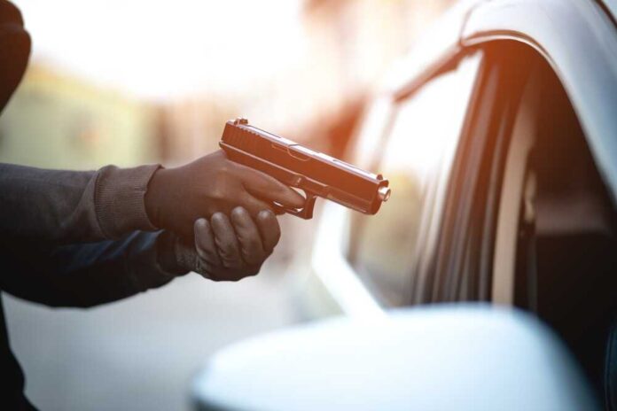 Thieves,Are,Using,Guns,To,Rob,A,Car,,Threatening,A