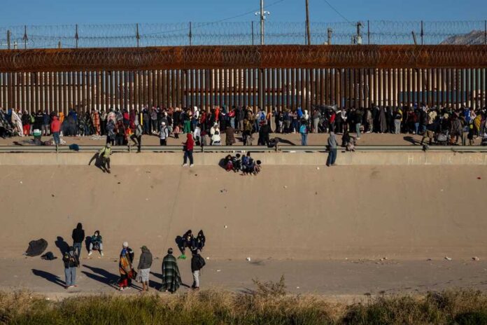 Juarez,,Mexico,,12-21-2022:,Hundreds,Of,Migrants,Wait,In,Front,Of