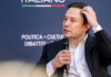 Musk’s xAI COFOUNDERS FLEE – Total Collapse Man in suit holding microphone at event indoors